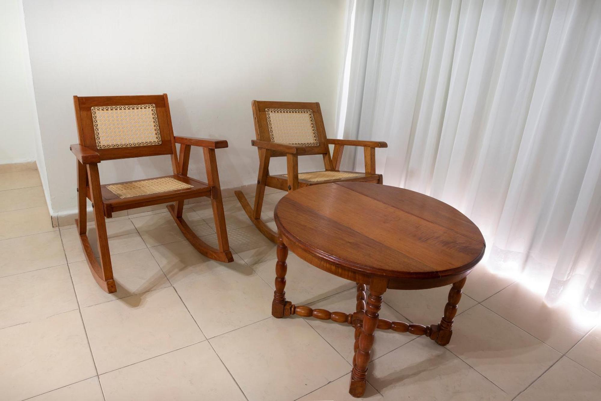 Collection O Hotel Mocambo, Boca Del Rio Veracruz Exterior foto A set of furniture made from the wood of the saman tree